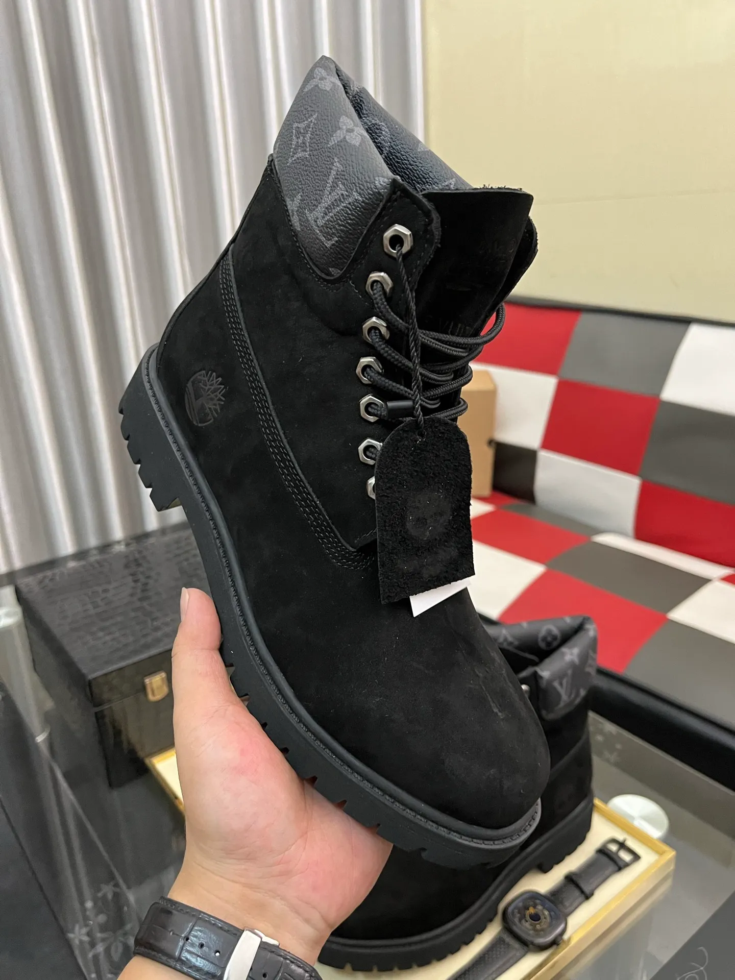Ex-factory price: 458⌚️⌚️LV x Timberland Timberland joint model Presbyopia Embossed Rhubarb Boots Ankle Boots Short Boots LV x Timberland ankle boots are made of Monogram embossed waterproof nubuck cow leather, relying on the brand's exquisite craftsmanship to carefully reshape the classic Timberland 6-inch boot shape in Italy, with an eye-catching American workwear style. Created by Pharrell Williams 2025 autumn and winter menswear show. Monogram embossed tongue, original Timberland laces and outsole are exquisite details, and the leather label expresses the cooperation logo. Exquisite packaging at the delivery counter🛍📦 ▪️Material: Original customized imported first-layer cowhide ▪️Inner lining: Original customized leather lining/mesh lining ▪️Outsole: Original molded rubber material ▪️Sole thickness: 3.5CM ▪️Size: 38-44
